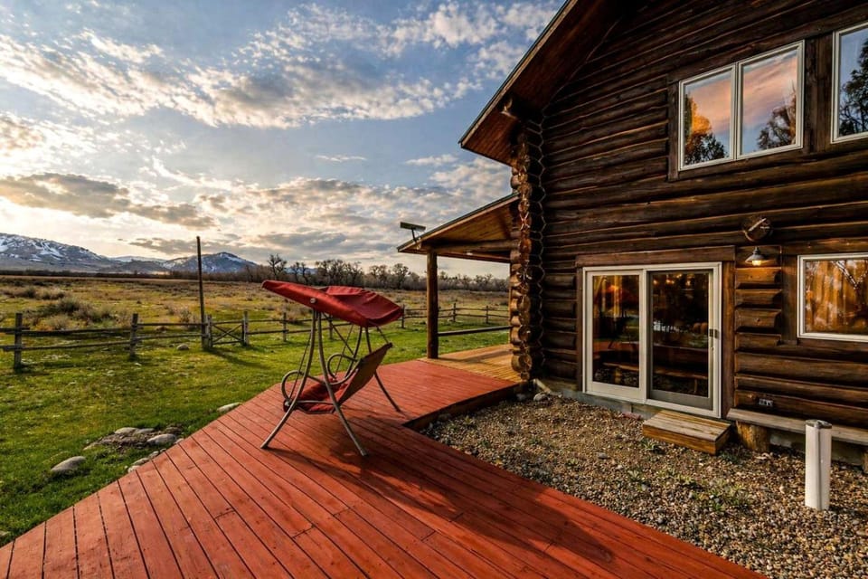 Classic Log Cabin Hideaway with Loft, Balcony & Fireplace in Buffalo, Wyoming Cabin in Buffalo