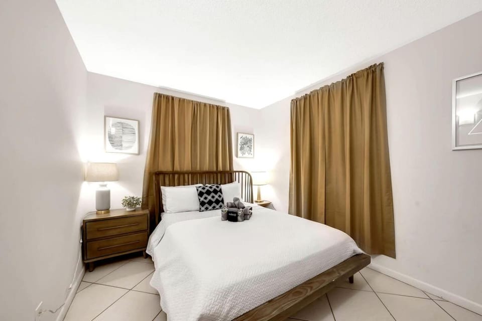 Charming Beachside Bungalow with Private Courtyard Near Singer Island, West Palm Beach, Florida House in Riviera Beach