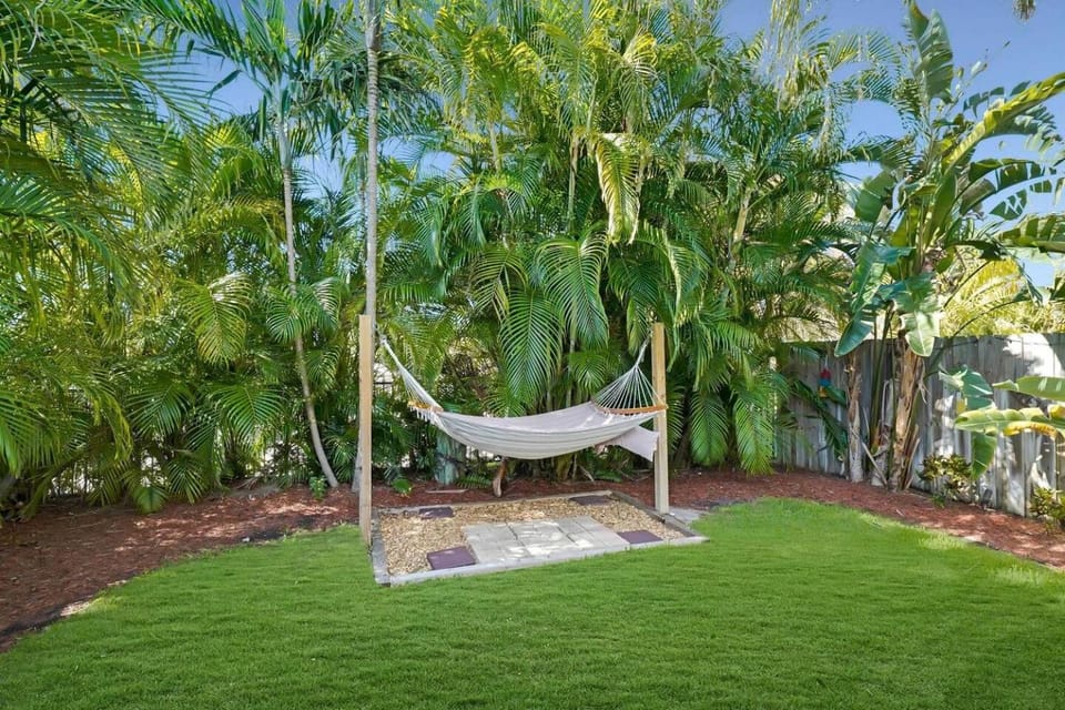 Charming Beachside Bungalow with Private Courtyard Near Singer Island, West Palm Beach, Florida House in Riviera Beach