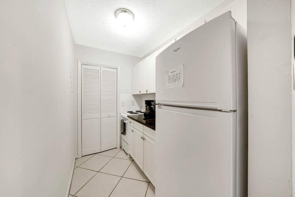 Charming Beachside Bungalow with Private Courtyard Near Singer Island, West Palm Beach, Florida House in Riviera Beach