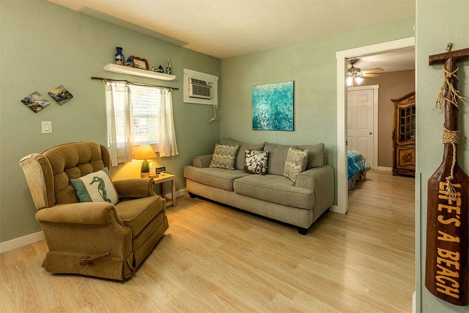 Peaceful Cottage Stay with Private Deck and Grilling Areas in Bacliff, Texas House in Bacliff
