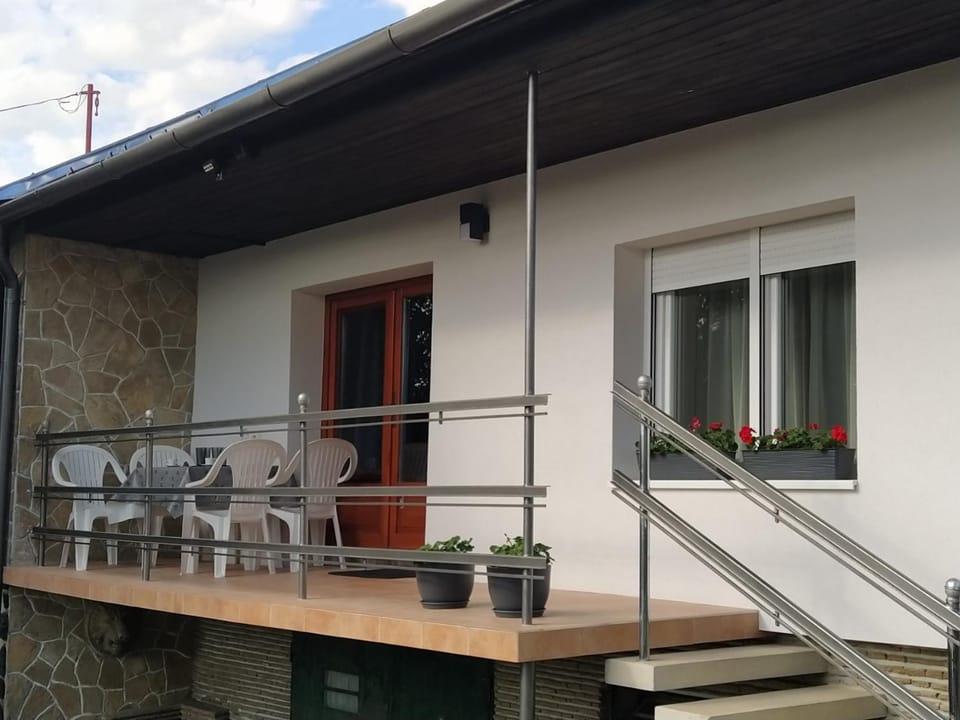 Property building, Facade/entrance, Balcony/Terrace