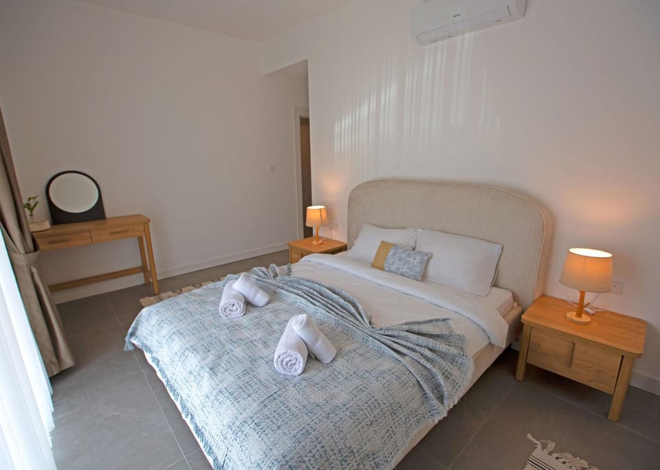Bed, Photo of the whole room, Bedroom, towels, air conditioner