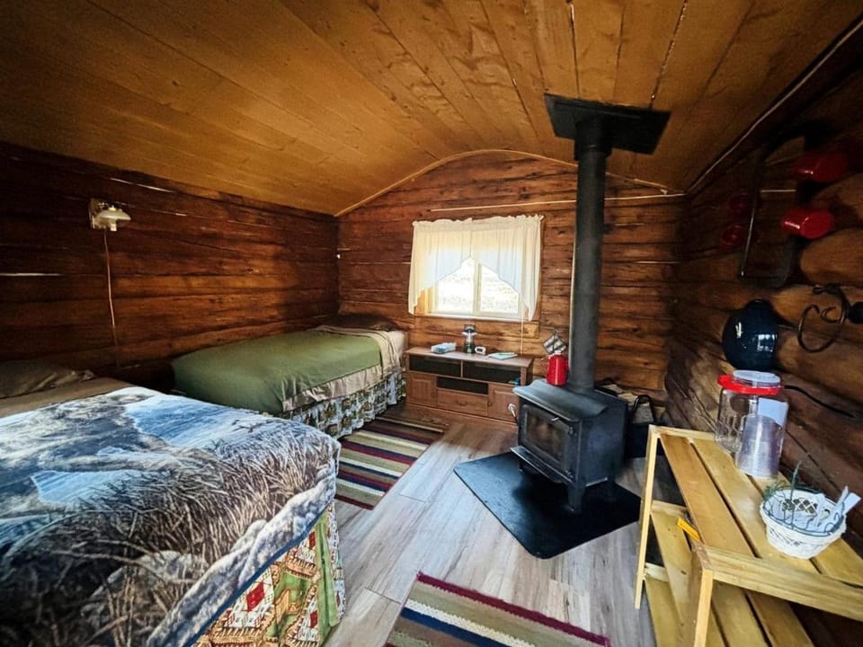 Historical Cozy Off-Grid Cabin with Creekside Sauna near Log Cabin Creek, Tok Alaska Cabin in Alaska