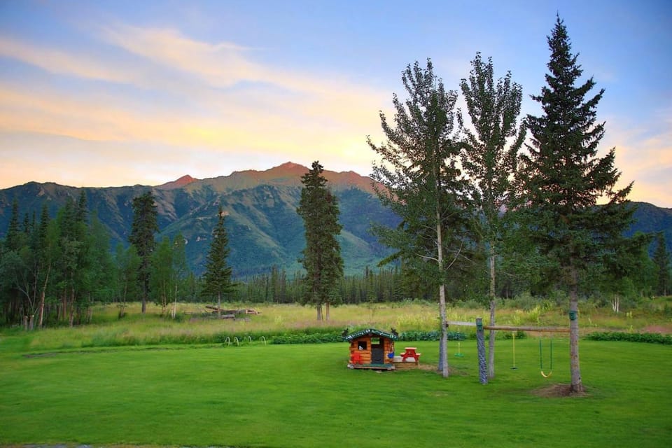 Historical Cozy Off-Grid Cabin with Creekside Sauna near Log Cabin Creek, Tok Alaska Cabin in Alaska