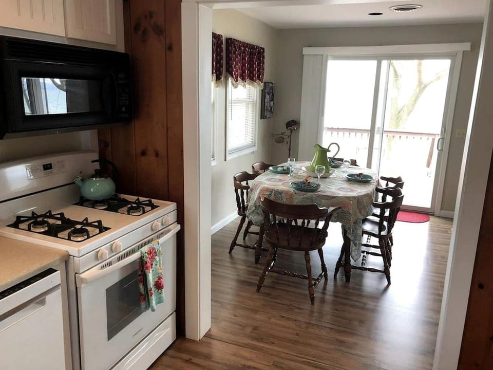 Beautiful Cottage with Private Hot Tub Overlooking Lake near Rochester, New York House in Seneca Lake