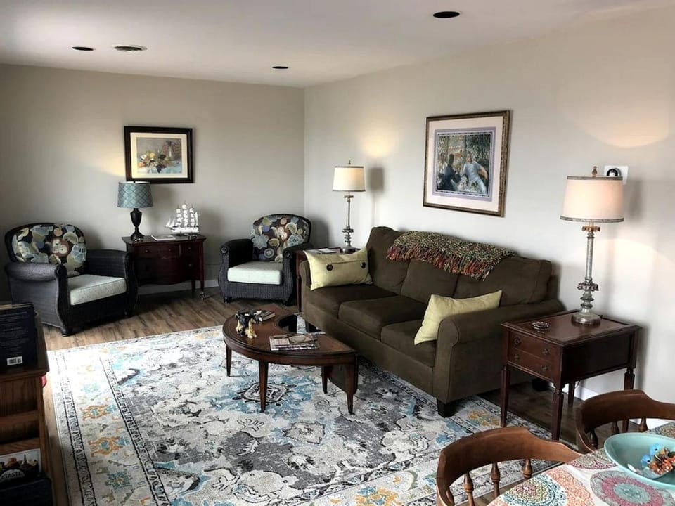 Beautiful Cottage with Private Hot Tub Overlooking Lake near Rochester, New York House in Seneca Lake