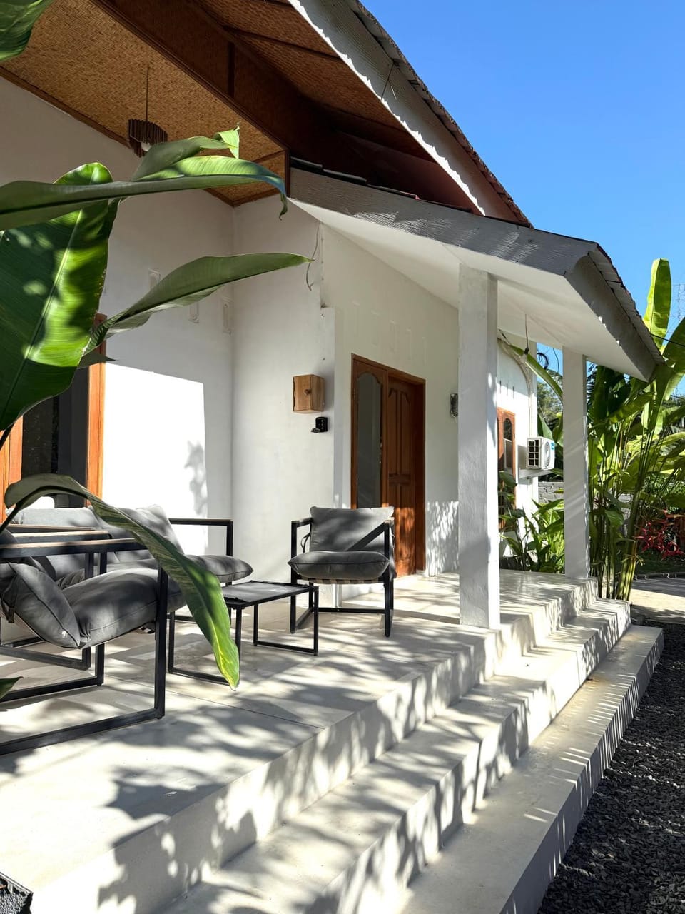 Property building, Patio, Day, Garden, View (from property/room), Balcony/Terrace, Seating area, Dining area