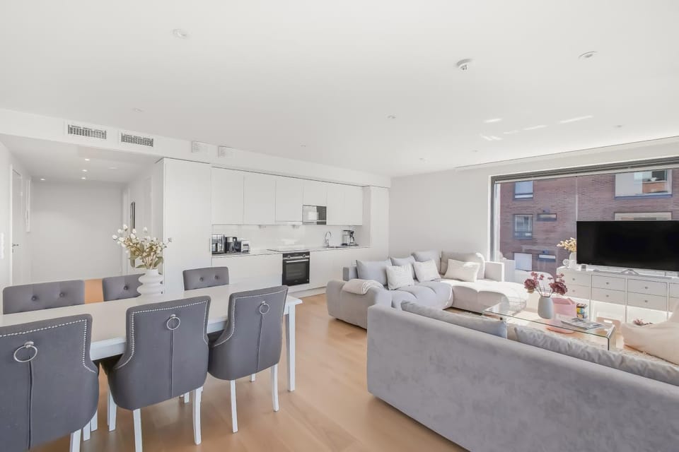 TV and multimedia, Coffee/tea facilities, Kitchen or kitchenette, Living room, Seating area, Dining area, toaster, air conditioner