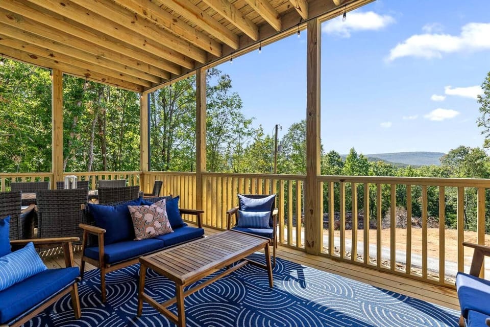 Secluded Modern Cabin with Hot Tub and Mountain Views near Fairview, Georgia Cabin in Alabama