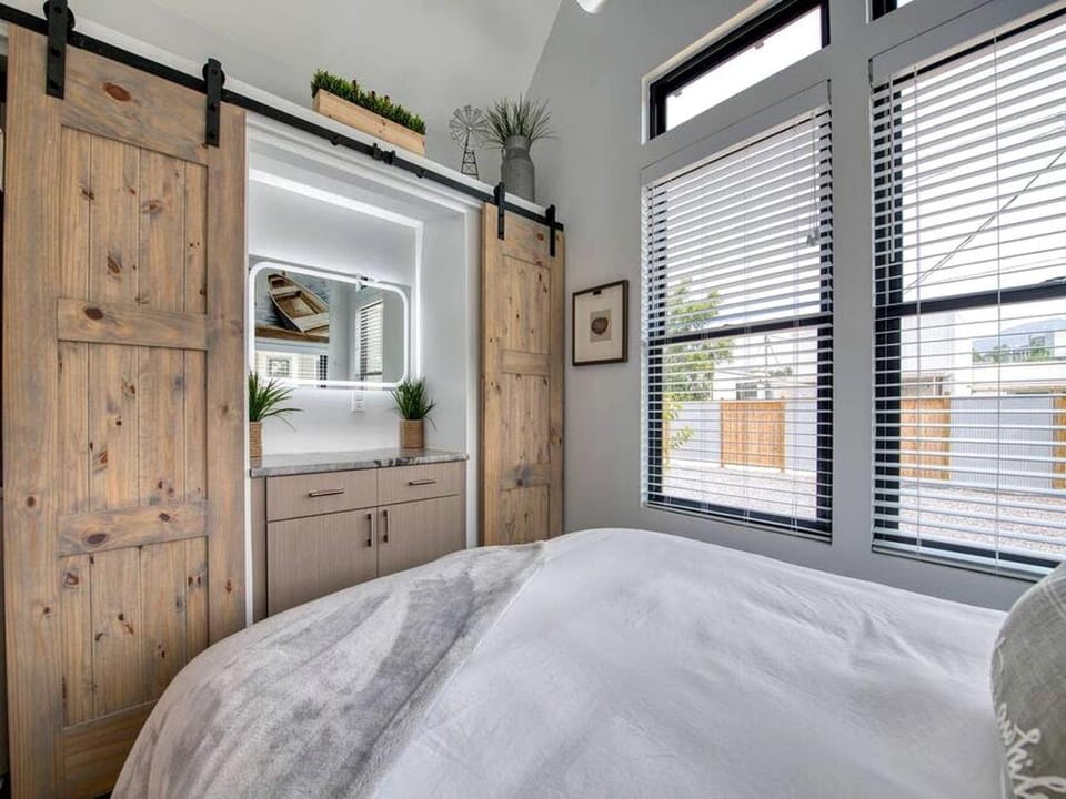 Luminous Modern Tiny House Perfect for Couples in North Carolina House in Waynesville
