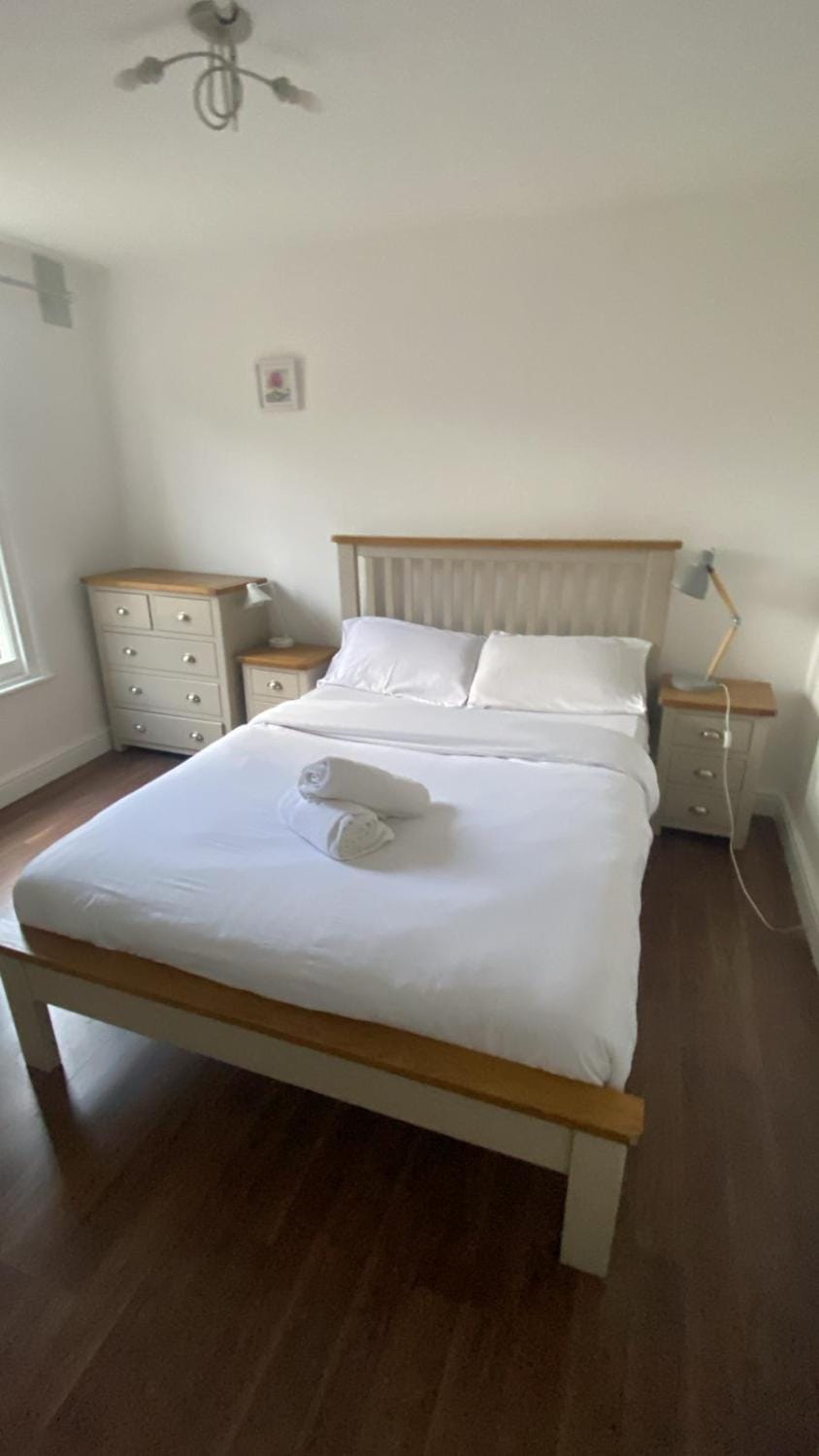 Vining Street 4 Bed Apartment Apartment in London