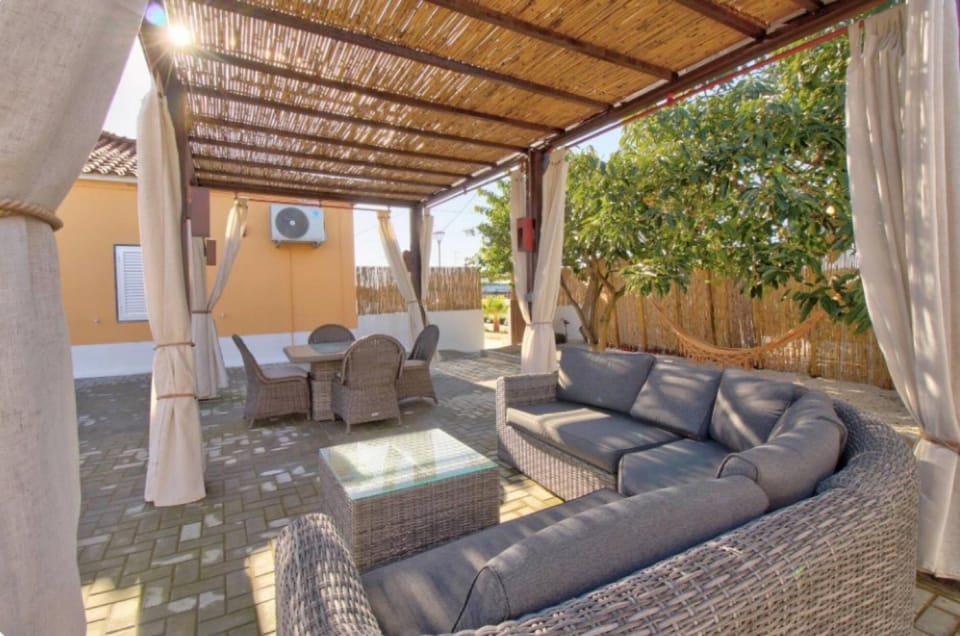 Property building, Balcony/Terrace, Living room