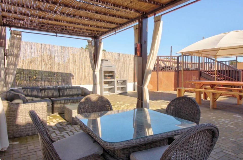 Property building, Balcony/Terrace, Living room