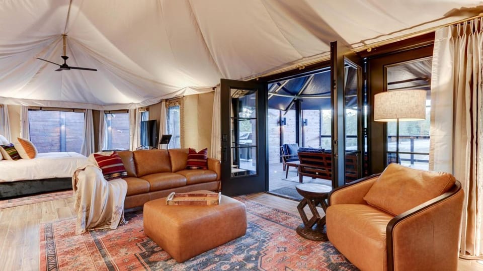 Hot Springs Getaway: Fully Equipped Tented Cabin with Nature's Embrace and Private Hot Tub Cabin in Rockwell