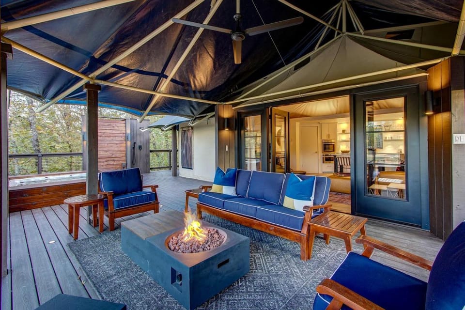 Hot Springs Getaway: Fully Equipped Tented Cabin with Nature's Embrace and Private Hot Tub Cabin in Rockwell
