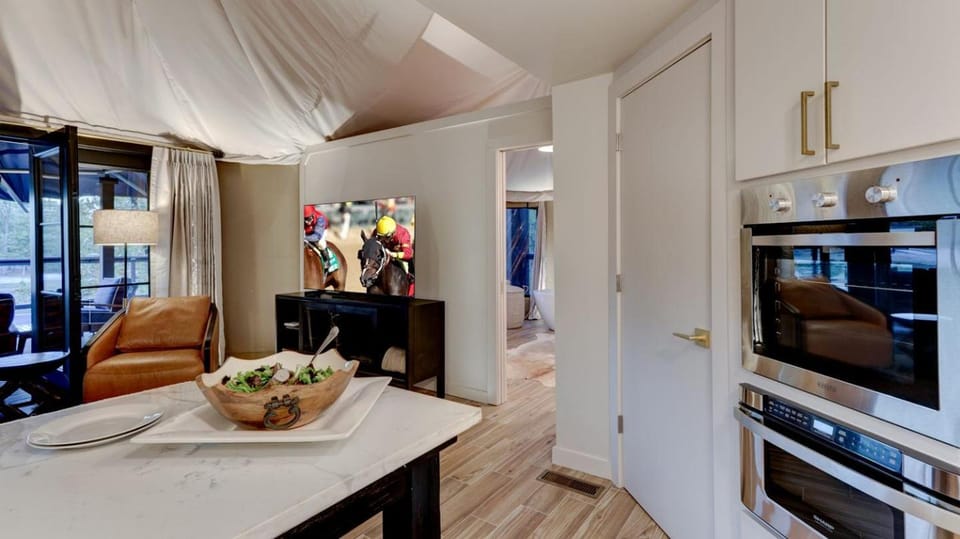 Hot Springs Getaway: Fully Equipped Tented Cabin with Nature's Embrace and Private Hot Tub Cabin in Rockwell