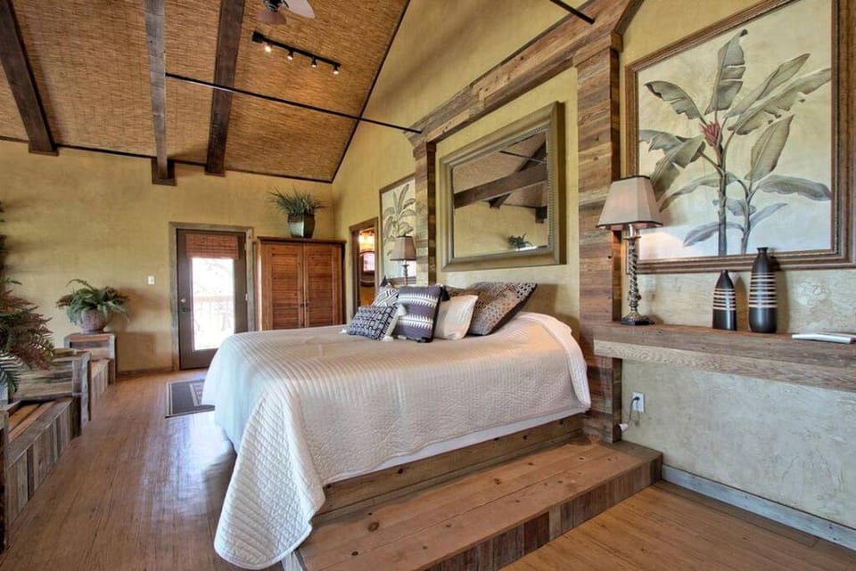 Unique Raised Bungalow Rental with Amazing Texas Hill Country Views in Bergheim, Texas House in Spring Branch
