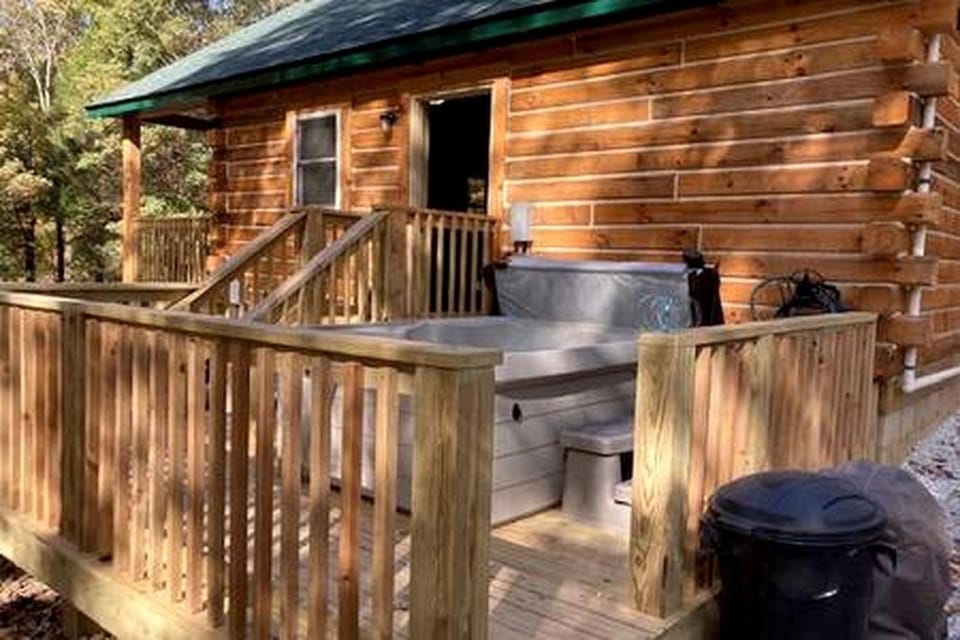 Quaint Cabin with Lofted Interior, Spa and BBQ in Indiana Cabin in Indiana