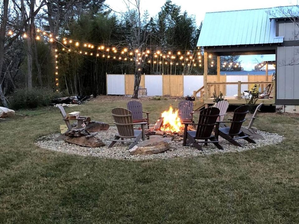Spectacular Lofted Tiny House with Jacuzzi and Deck in North Carolina House in Waynesville