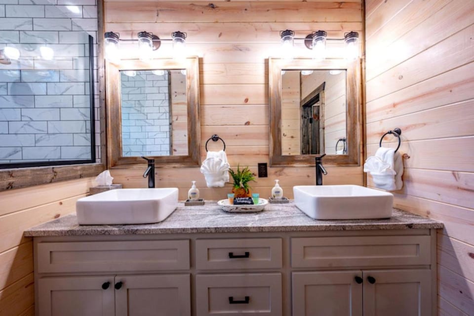 Contemporary Coziness Cabin in Hochatown, OK Cabin in Broken Bow