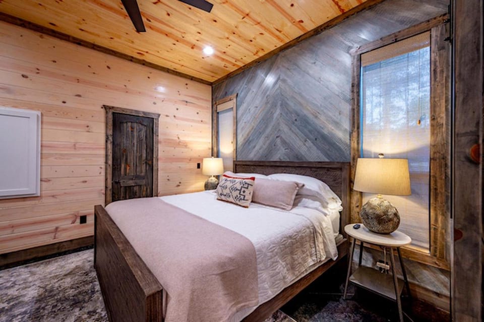 Contemporary Coziness Cabin in Hochatown, OK Cabin in Broken Bow