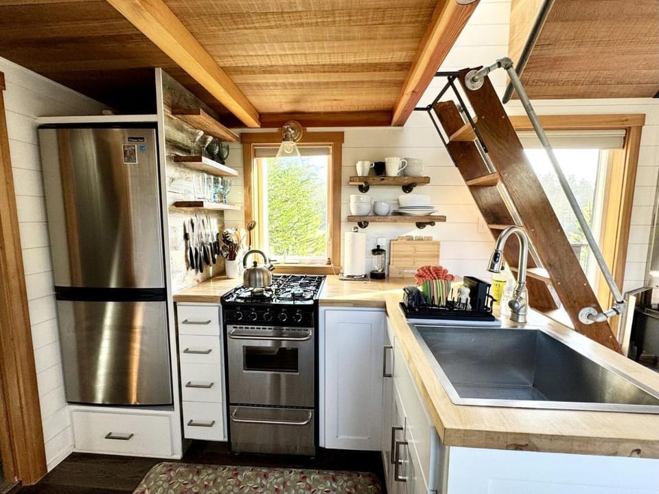 Impressive Tiny House with Fireplace in Waldport, Oregon House in Oregon