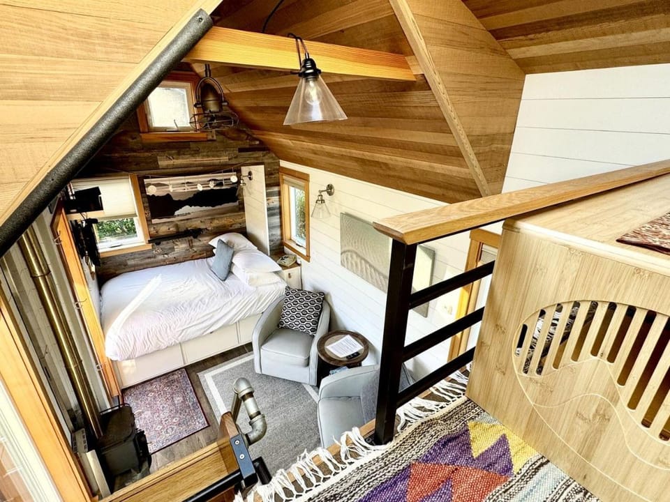 Impressive Tiny House with Fireplace in Waldport, Oregon House in Oregon