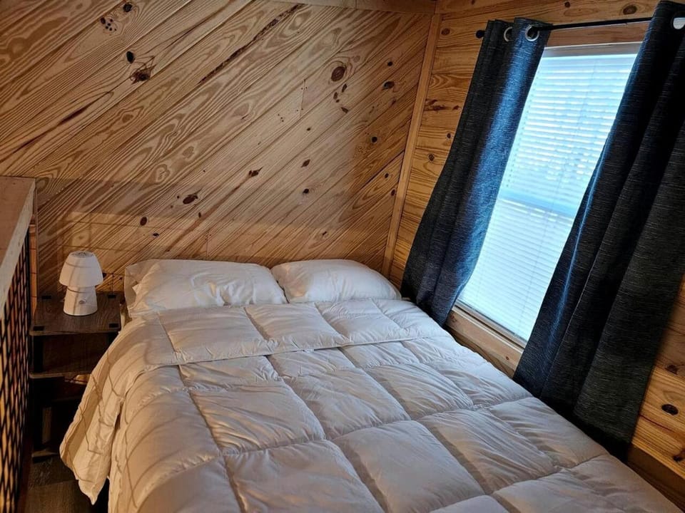 Elevated Cottage Nestled in Nature and near the New River in Draper, Virginia, Perfect for a Weekend Escape House in Ingles