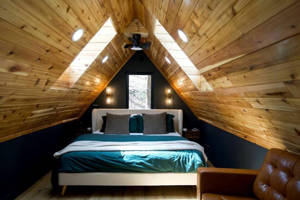 Riverfront, Modern A-Frame on the Allegheny River, Perfect for a Romantic Weekend to Unwind Chalet in Allegheny River