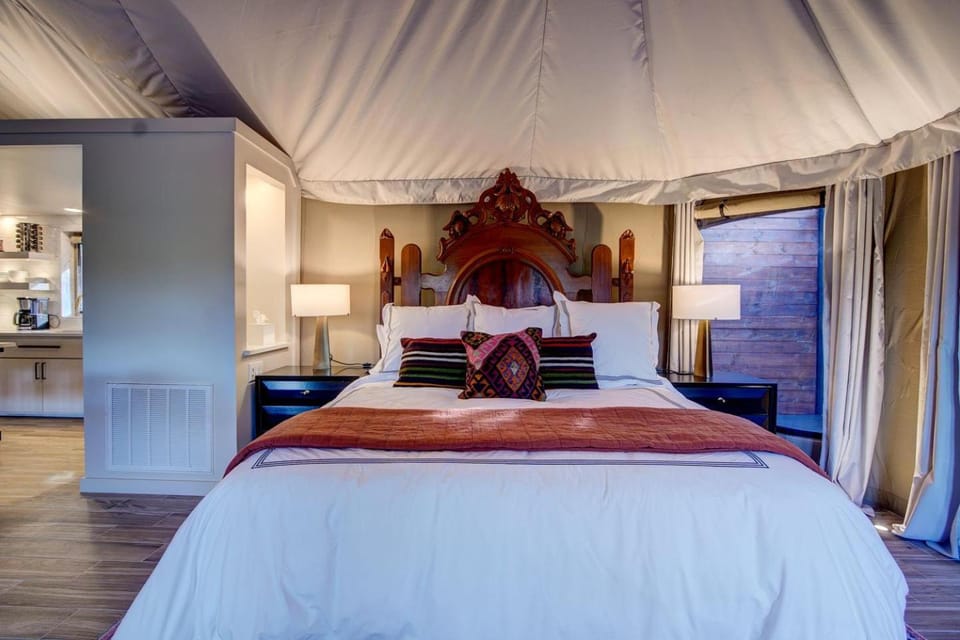 Hot Springs Retreat: Luxe Tented Cabin with Waterfront Views and Hot Tub Cabin in Rockwell