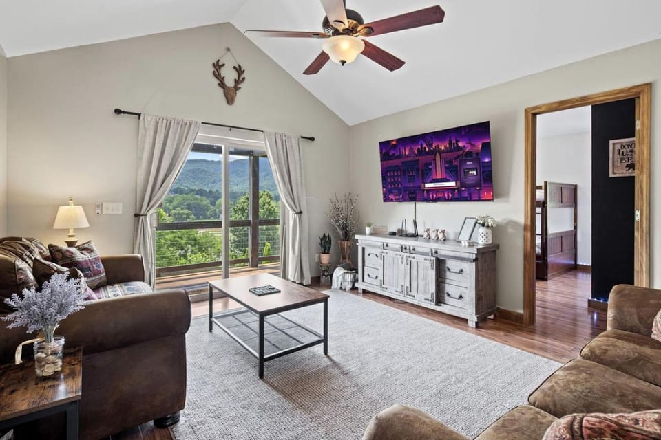 Dream Smoky Mountains Getaway: Amazing Pet-Friendly Cabin in Waynesville, North Carolina Cabin in Tennessee