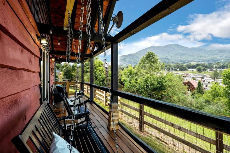 Dream Smoky Mountains Getaway: Amazing Pet-Friendly Cabin in Waynesville, North Carolina Cabin in Tennessee