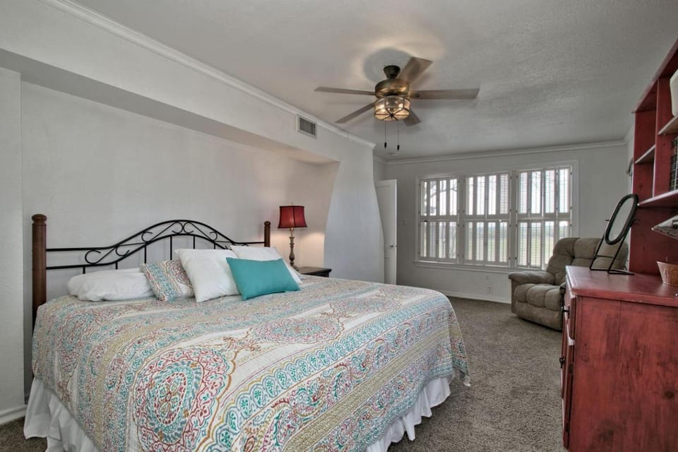 Luxurious international-Style Ranch Vacation Rental with Pool Access and Stunning Views in Bergheim, Texas House in Spring Branch