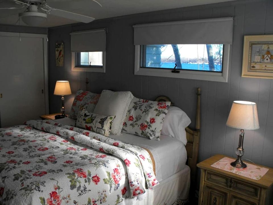 Charming Pet-Friendly Cottage Seconds from Lake near Rochester, New York House in Seneca Lake