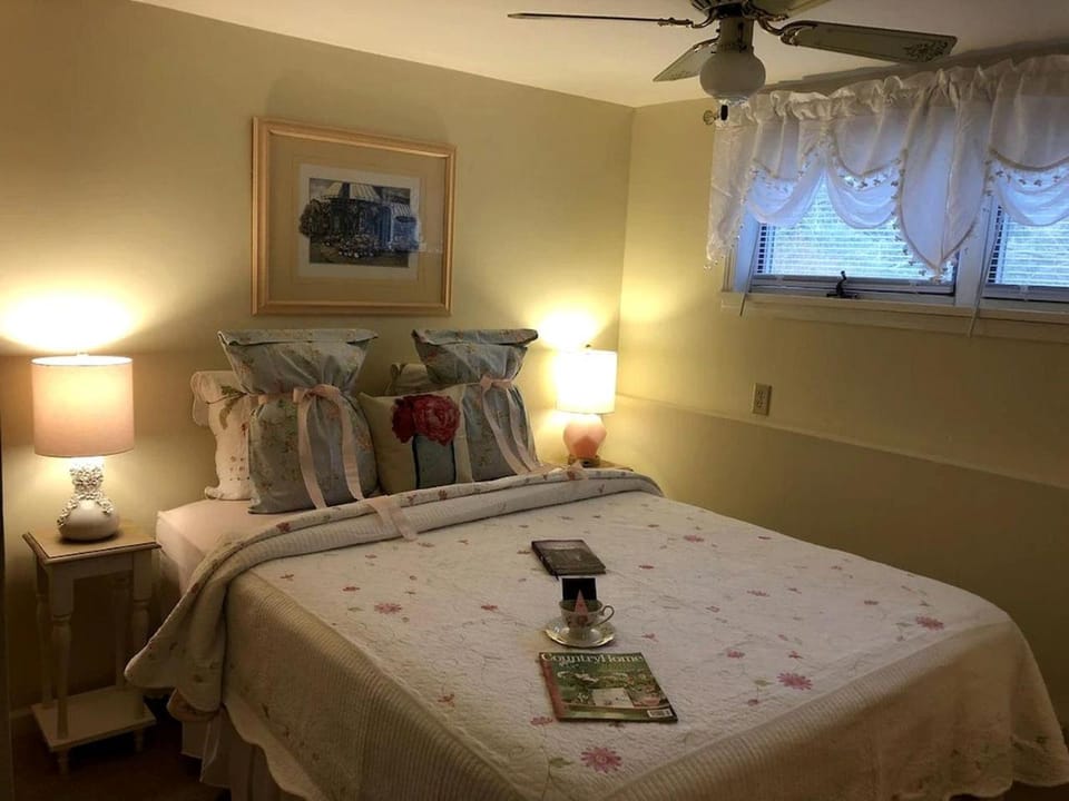 Stunning Cottage with Fire Pit and Access to Great Hiking Trails in Keuka Park, New York House in Keuka Lake