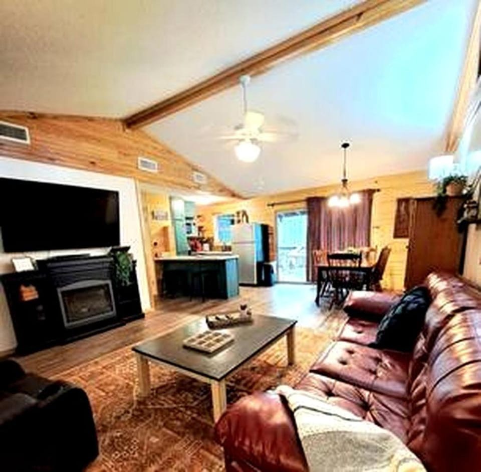 Rustic Lake Cottage with Fire Pit and Hot-Tub Great for Outdoor Lovers in Texas House in Lake O the Pines