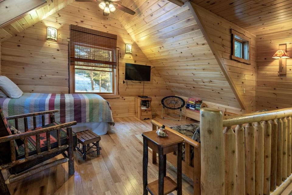 Rustic Log Cabin with Jacuzzi Bathtub in the Adirondack Mountains, New York Cabin in Wilmington