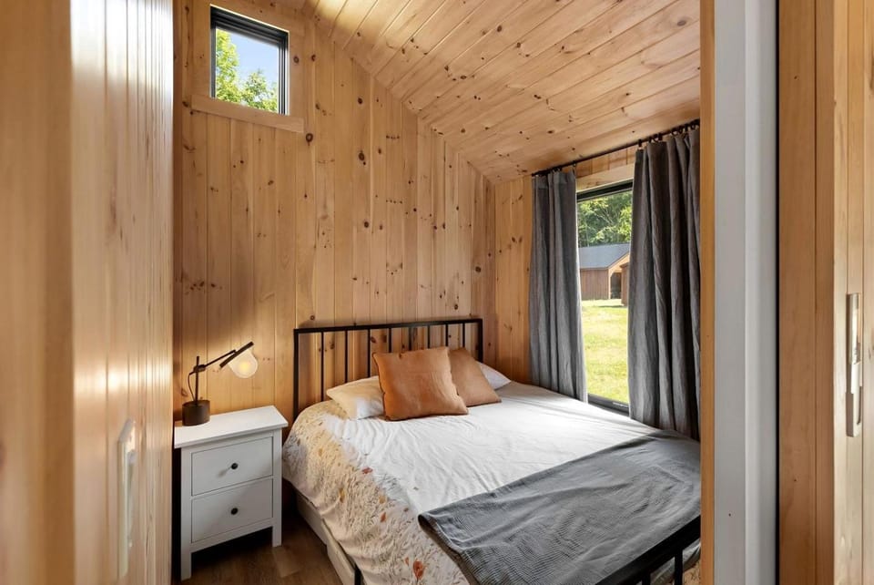 Off-Grid Cottage Great for a Small Family Getaway in Vermont House in Hyde Park