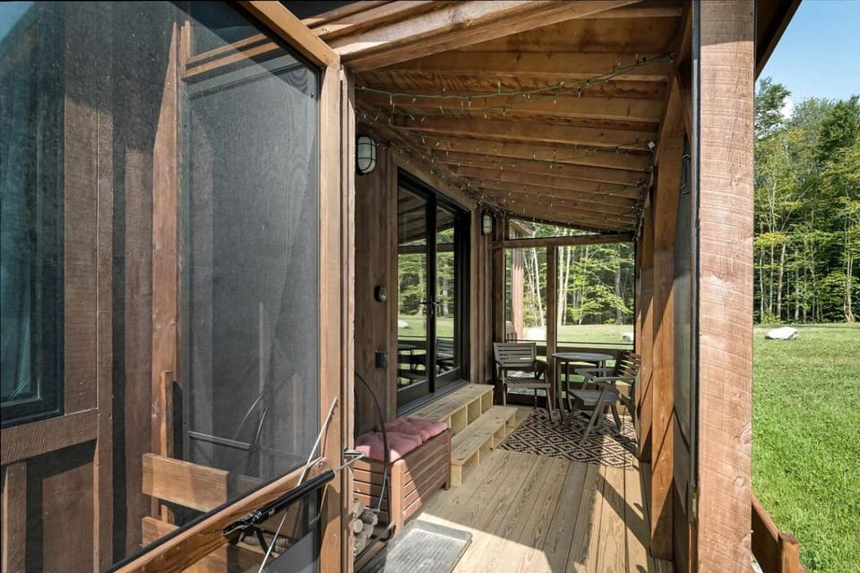 Off-Grid Cottage Great for a Small Family Getaway in Vermont House in Hyde Park