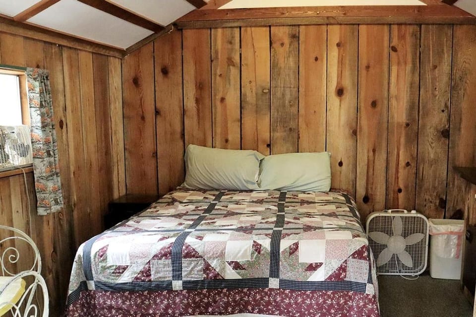 Peaceful and Pet Friendly Studio Cabin in Payson, Arizona, Perfect for a Glamping Weekend Cabin in Gila County