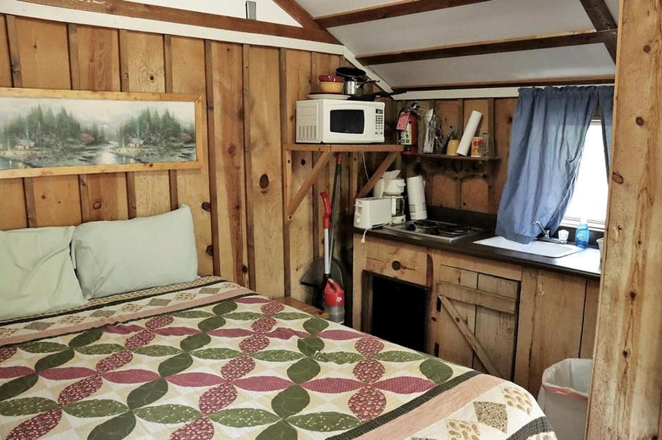 Peaceful and Pet Friendly Studio Cabin in Payson, Arizona, Perfect for a Glamping Weekend Cabin in Gila County