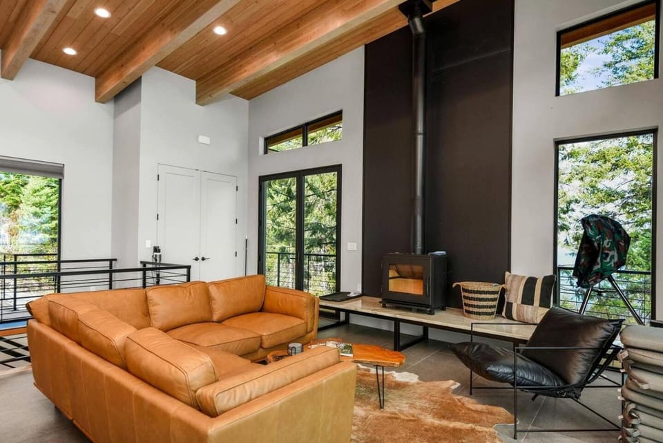Stunning Designer Rental with Breathtaking Views for a Memorable Escape in Nature by Lake Pend Orielle in Idaho Apartment in Lake Pend Oreille