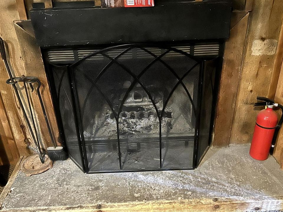 Pet Friendly Studio Cabin with Kitchenette and BBQ, Perfect for a Weekend in the Forest of Christopher Creek Cabin in Gila County