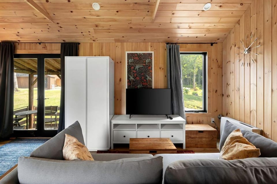 Cozy Chic Cottage with Covered Porch in Vermont House in Hyde Park