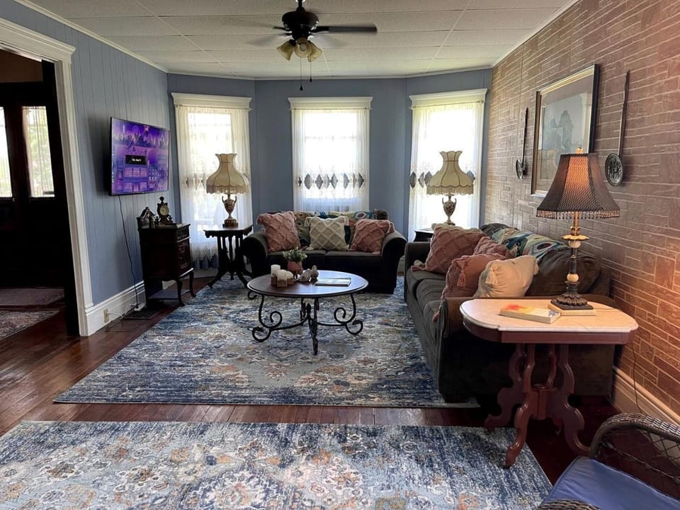 Incredible Cottage with Hot-tub in Penn Yan, New York House in Penn Yan