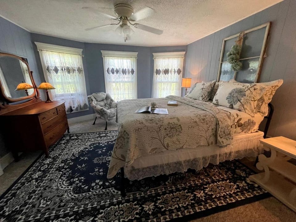 Incredible Cottage with Hot-tub in Penn Yan, New York House in Penn Yan