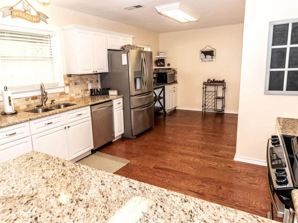 Pet-Friendly Cabin on the Banks of the Colorado River in Bastrop, TX Cabin in Rio Grande