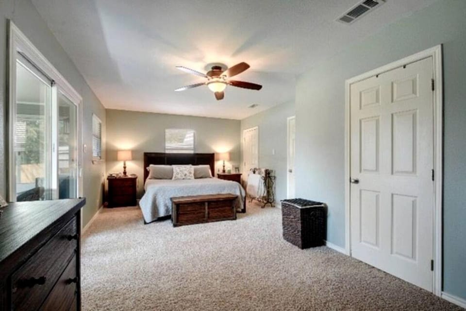 Pet-Friendly Cabin on the Banks of the Colorado River in Bastrop, TX Cabin in Rio Grande
