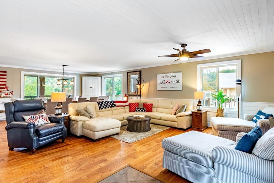 Lynchburg's Best-Kept Secret: A Unique Rental with Private Dock and Open Water Views House in Lynchburg